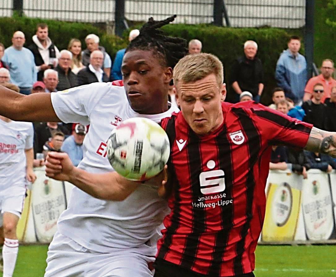 Gerrit Kaiser (r.) stand wie schon in Rödinghausen für den angeschlagenen Kapitän Viktor Maier in der Startelf des SV Lippstadt. Großartige Torchancen hatte der Stürmer nicht. Immerhin gab er den Assist zum zwischenzeitlichen Ausgleich. Fotos: Lütkehaus