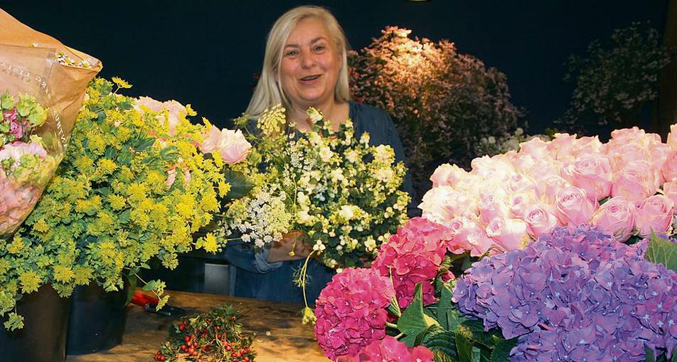 Noch einmal in Farben schwelgen: Uta Schulte-Arens schließt in der kommenden Woche ihr Blumengeschäft Rosengarten in Bökenförde – nach über 36 Jahren. Foto: Schwade