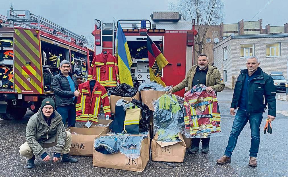 Die Ukrainer (l.) nahmen die Hilfslieferungen voller Freude in Empfang. Martin Steffens und Dirk Barth aus Delbrück erfuhren große Dankbarkeit – ein guter Start für die Ehrenamtlichen.