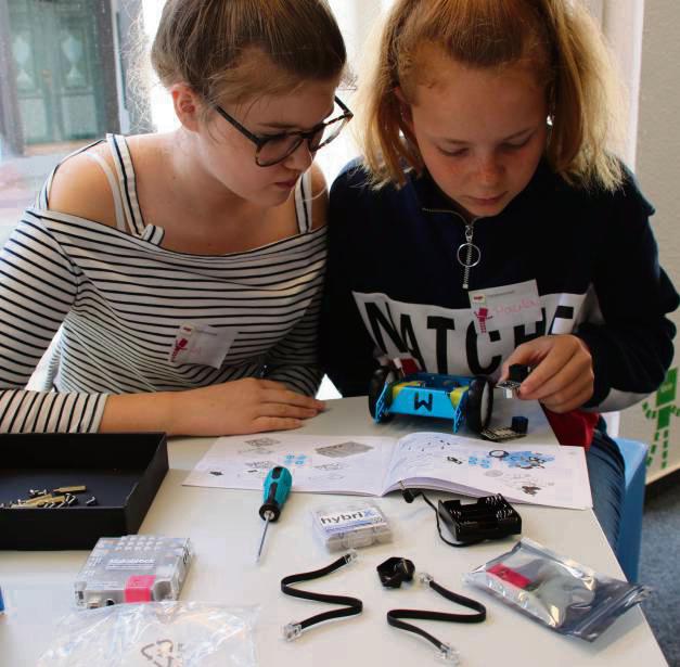 Girl’ Dax in der Digitalwerkstatt: Roboter bauen und programmieren ist auch Mädchensache. Archivfoto: Deimel