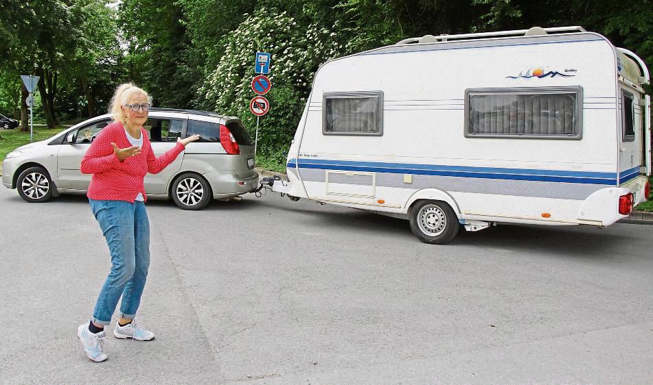 Fühlt sich benachteiligt: Jutta Schmidtmann darf nicht mit ihrem Wohnwagen auf Wohnmobilstellplätze. In Anröchte gibt es sogar ein Verbotsschild. Foto: Löseke