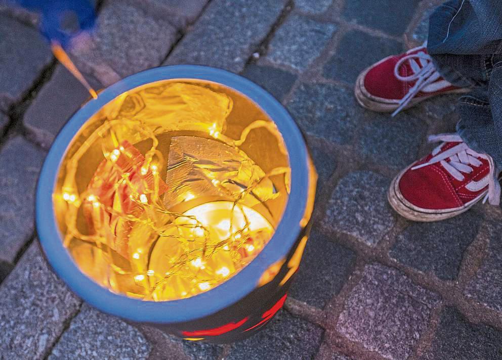 Kinder ziehen mit leuchtenden Laternen durch den Ort: Der Martinsumzug soll auch künftig die Tradition des Teilens lebendig halten. Foto: dpa