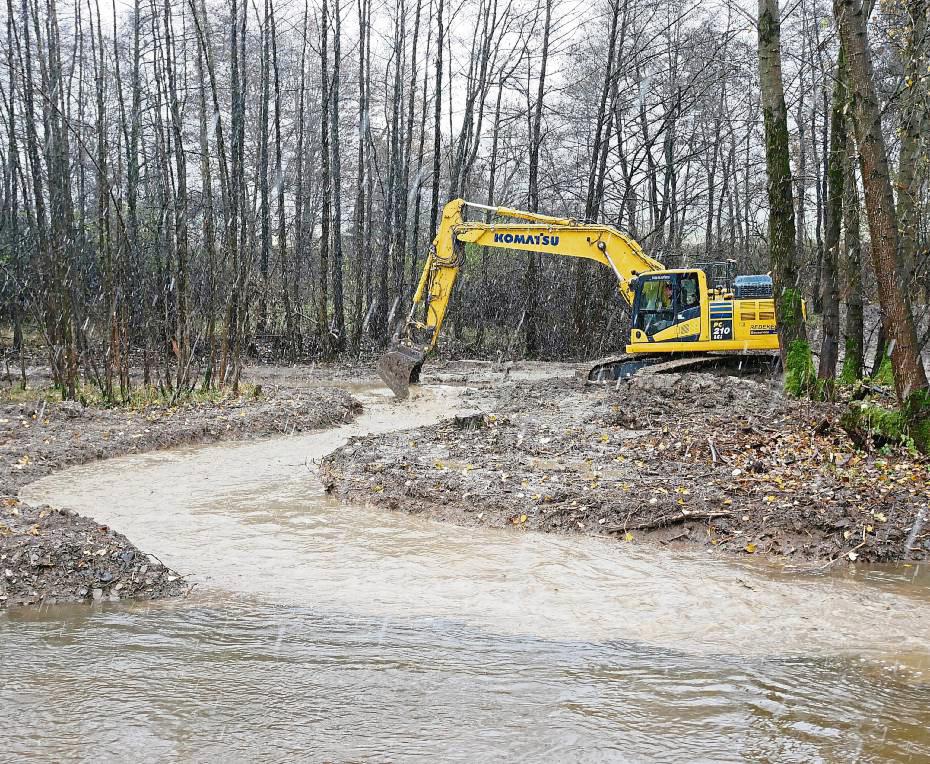 Der Bagger durchsticht den Boden und schneidet so einen neuen Verlauf für die Möhne. Fotos: Bsdurek