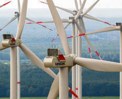 Bis auf 700 Meter ran an Wohnbebauung wollten die Grünen im Regierungsbezirk Arnsberg mit der Windkraft. Foto: Jens Büttner/ dpa