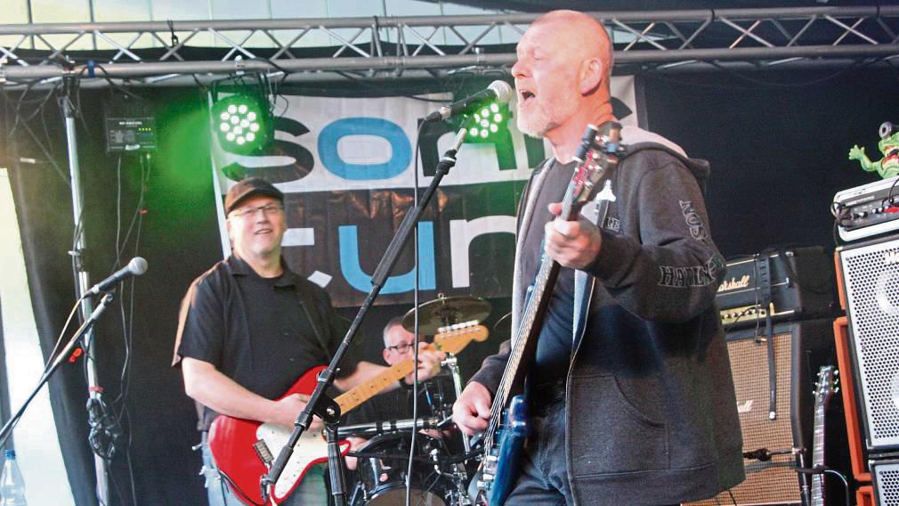 Sonic Turf ging gleich in die Vollen und coverte Rock-Songs der letzten Jahrzehnte.
