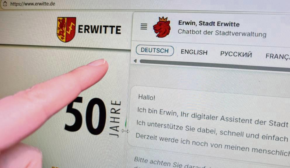 Der dem Stadtwappen-Tier nachempfundene rote Löwe Erwin, ein Chatbot, steht Besuchern der Homepage der Stadt Erwitte neuerdings mit Rat und Tat zur Seite. Foto: Henrike Raestrup