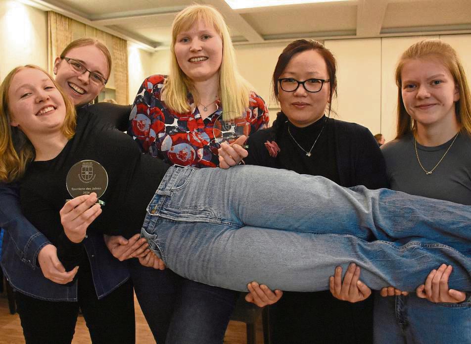 Sie räumten kräftig ab. Tischtennisspielerin Frieda Strugholz (vorne) vom TV Geseke wurde als Sportlerin des Jahres gekürt und freute sich zusammen mit ihrem Teamkolleginnen (v.l. Melanie Menne, Annika Kerkhoff, Ping Liu und Nina Hansel als Zugabe auch noch über die Auszeichnung als Geseker Mannschaft des Jahres. Fotos: Giannakis
