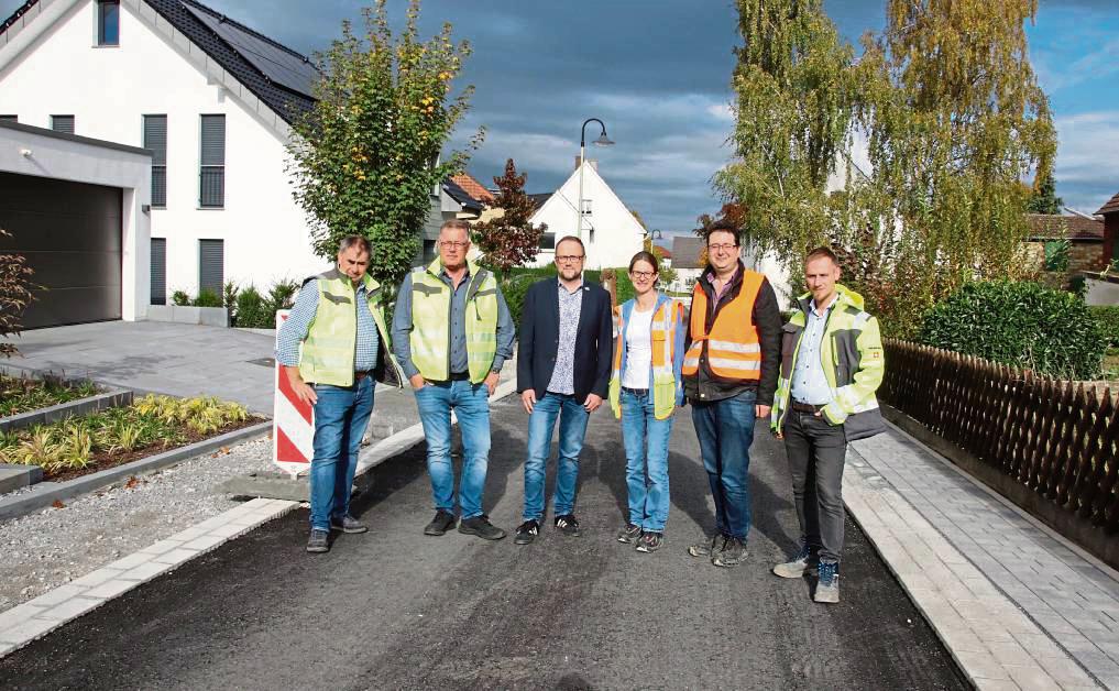 Ortsbesichtigung in der Bruchstraße mit (v.l.) Ernst Adams (Bauleitung), Friedhelm Redeker (Redeker Tiefbau), Bürgermeister Alfred Schmidt und Katja Mollerus von der Gemeinde Anröchte sowie Matthias Schlömp (Ingenieurbüro Welling) und Daniel Klamann (Ingenieurbüro Welling). Fotos: Meschede