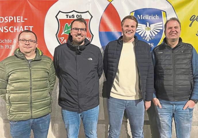 Vorstellung des neuen Trainerteams der A-Jugend am Anröchter Südring (v.l.): Sebastian Krömeke (JSG-Vorstand), Sebastian Pauly (Co-Trainer), Jens Bertels (Cheftrainer) und Thorsten Diekmann (JSG-Vorstand).