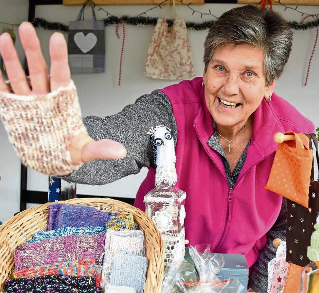 Gestrickte Sachen dürfen auf einem Weihnachtsmarkt einfach nicht fehlen, meint Regina Kortmann. Foto: Giannakis
