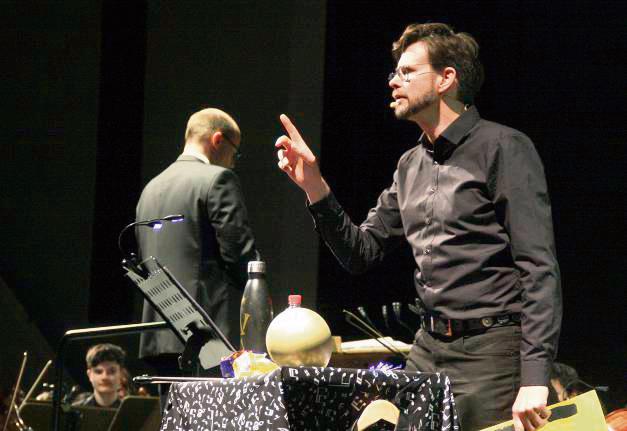 Moderator Ralph Erdenberger führte mit viel Humor durchs Programm des Kinderorchesters NRW. Foto: Wissing