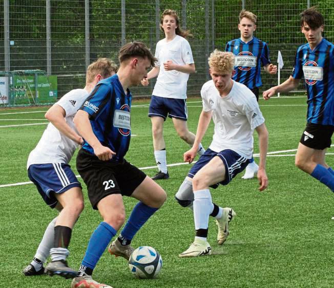 Weiter im Rennen um Platz zwei ist die JSG Rixbeck/Dedinghausen (in Weiß) nach dem deutlichen 6:0-Derbysieg gegen die JSG Mönninghausen. Foto: Dannhausen