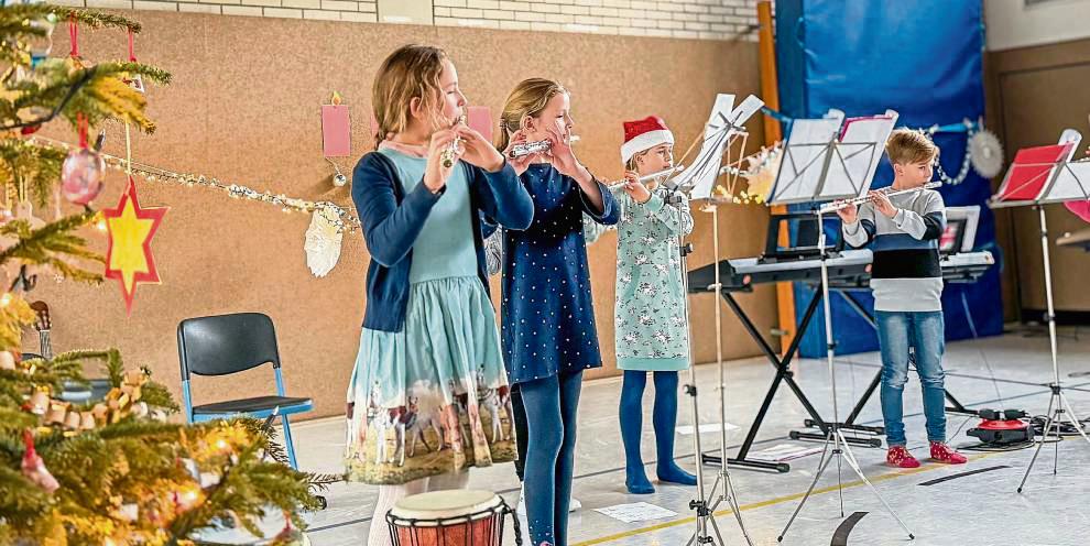 Die jungen Flötisten sorgten mit „Jingle Bells“ für Weihnachtsstimmung. Foto: N. Wissing