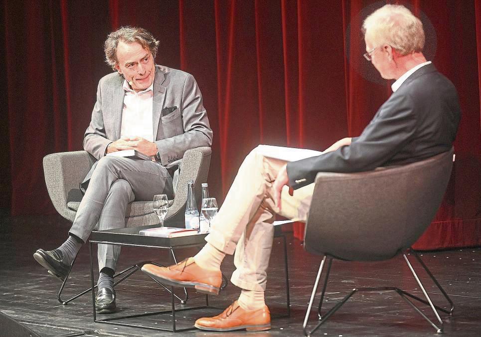 90 Minuten lang unterhielten sich Zeit-Chefredakteur Giovanni di Lorenzo (l.) und der ehemalige Vorstandsvorsitzende der Zeit-Stiftung, Michael Göring, im Stadttheater. Foto: Tuschen