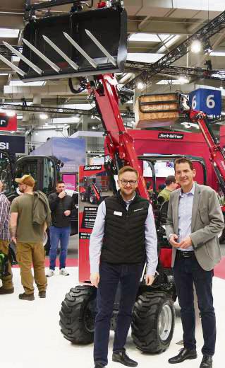 Großer Stand, kleiner Teleradlader als Blickfang: Geschäftsführer Rüdiger Schäffer (r.) und Marketingleiter Sebastian Bertelsmeier. Fotos: Klaus Fischer