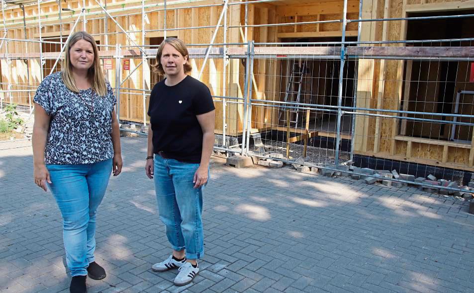 Mächtig in die Höhe gewachsen ist der Neubau des Familienzentrums Gemeindekindergarten. Alexandra Falkenau (l.) und Dorothé Schlüter von der Gemeinde Anröchte stehen vor dem künftigen Haupteingang. Fotos: Meschede
