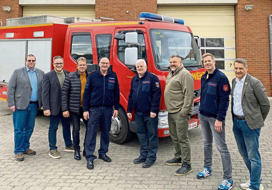 Das Fahrzeug der Feuerwehr Erwitte wird in die Ukraine gespendet (v. l.): Niklas Thiele, Hendrik Henneböhl, Heinrich Heinrichs, Johannes Grothoff, Stephan Köchling, Martin Steffens, Christian Schröer und Ralf Linnebur. Foto: Stadt Erwitte