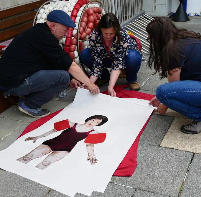 Ruppe Koselleck, Susanne von Bülow und Petra Lüning beim Aufbau für die Aktion „Kunst im Bad“ im Erwitter Schlossbad. Foto: Jürgen Rosemeier