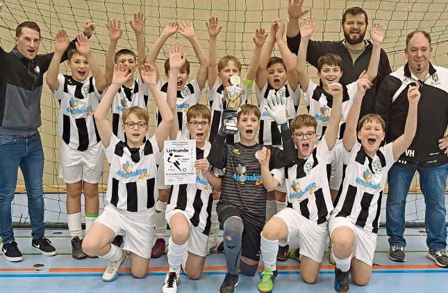 Titel Nummer fünf: Die von Volker Hense (r.) und Christopher Kleinschnittger (l.) betreuten D-Junioren der JSG Suttrop standen schon vor dem letzten Spiel als Stadtmeister fest.