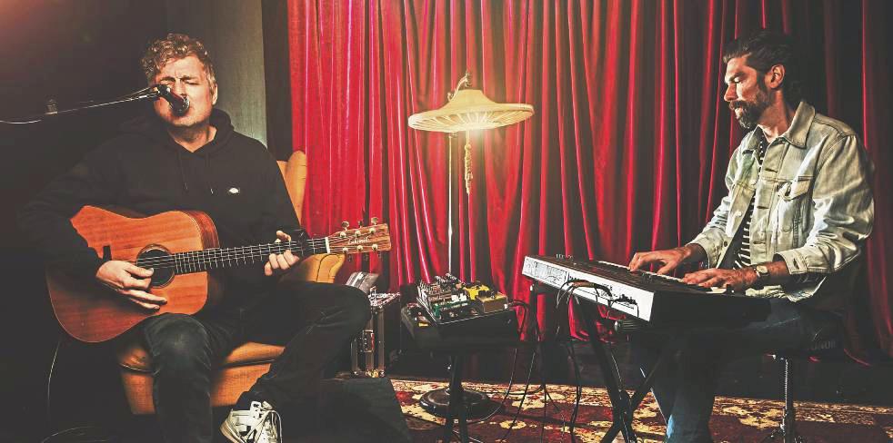 Die beiden Musiker Volker Rechin (l.) und Sebastian Demmin bilden die Band 3 miles to Essex und spielen im September ein Konzert in Kallenhardt.