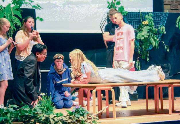 Urkomisch: Mitten im Wald wird eine ikonische Szene aus „Titanic“ nachgespielt. Foto: Wissing