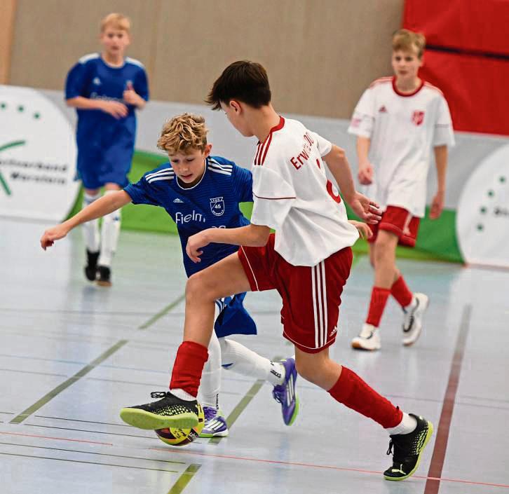 Bei den CII-Junioren mischte auch die FJSG Erwitte 2000 (in Weiß) mit, die in der Endabrechnung auf Platz vier landete. Den Titel sicherte sich die JSG Suttrop. Fotos: Lion Hildebrandt