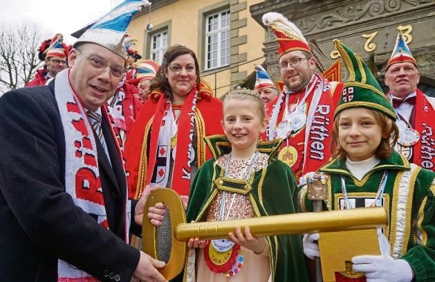 Den goldenen Schlüssel und damit die Kontrolle über die Rüthener Stadtverwaltung nahm das Kinderprinzenpaar Prinz Nils Boss I. und Prinzessin Greta Burmann I. von Bürgermeister Peter Weiken an Weiberfastnacht entgegen. Foto: Bsdurek