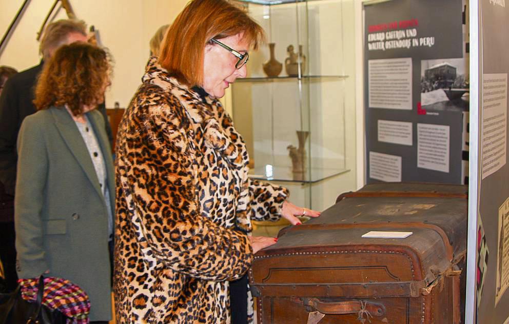 Eine Besucherin vor einem Überseekoffer von Walter Ostendorf. Der älteste Sohn des Lippstädter Realschuldirektors Julius Ostendorf wanderte im 19. Jahrhundert nach Peru aus.