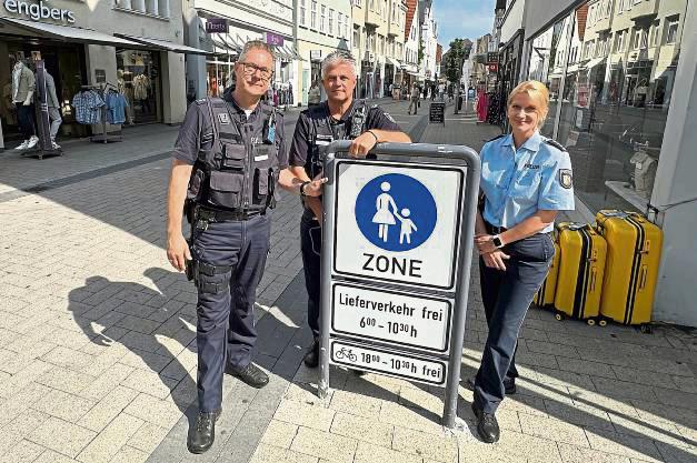 Keine E-Scooter in der Fußgängerzone: Die Polizei setzt auf Aufklärung und Kontrollen – (v.l.) Jürgen Breuer, Oliver Topp und Diana Kettelhake. Foto: Cegelski