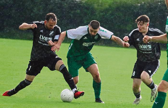 Nach der Auftaktniederlage in Lipperbruch hat sich die Cappeler Reserve (weiße Ärmel) jetzt im Heimspiel gegen Internazionale einiges vorgenommen. Foto: Feichtinger