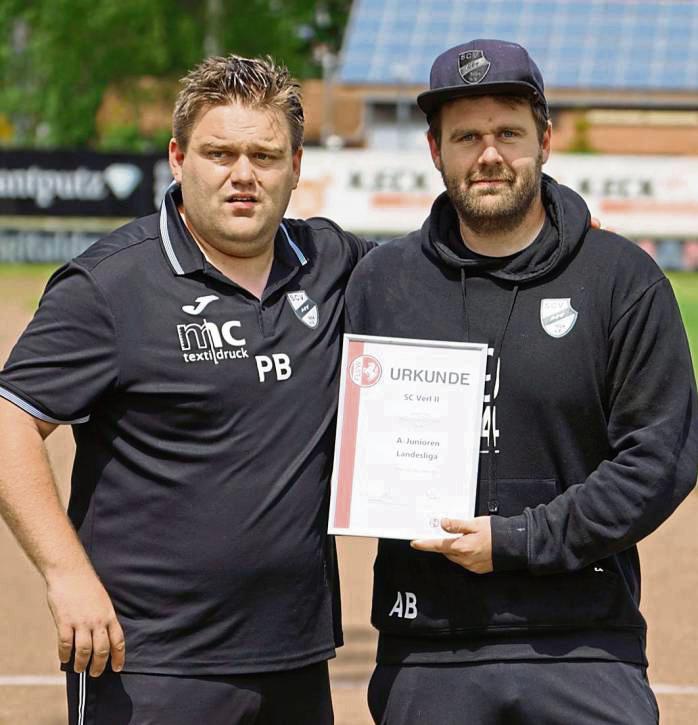 Führten die U18 des SC Verl zur Meisterschaft in der Landesliga: Cheftrainer Andre Barth (r.) und sein Co-Trainer sowie Bruder Philipp Barth.