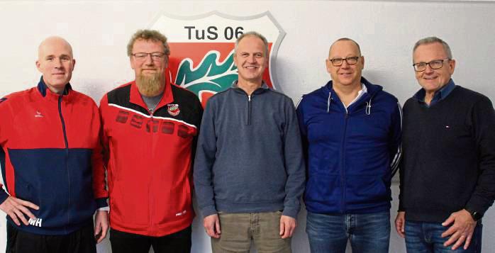 An die Seite von Cheftrainer Uli Kortmann (M.) rückt mit Beginn der neuen Saison Matthias Reich (2.v.r.), der bis zum Sommer noch die A-Jugend des TuS Anröchte coacht.