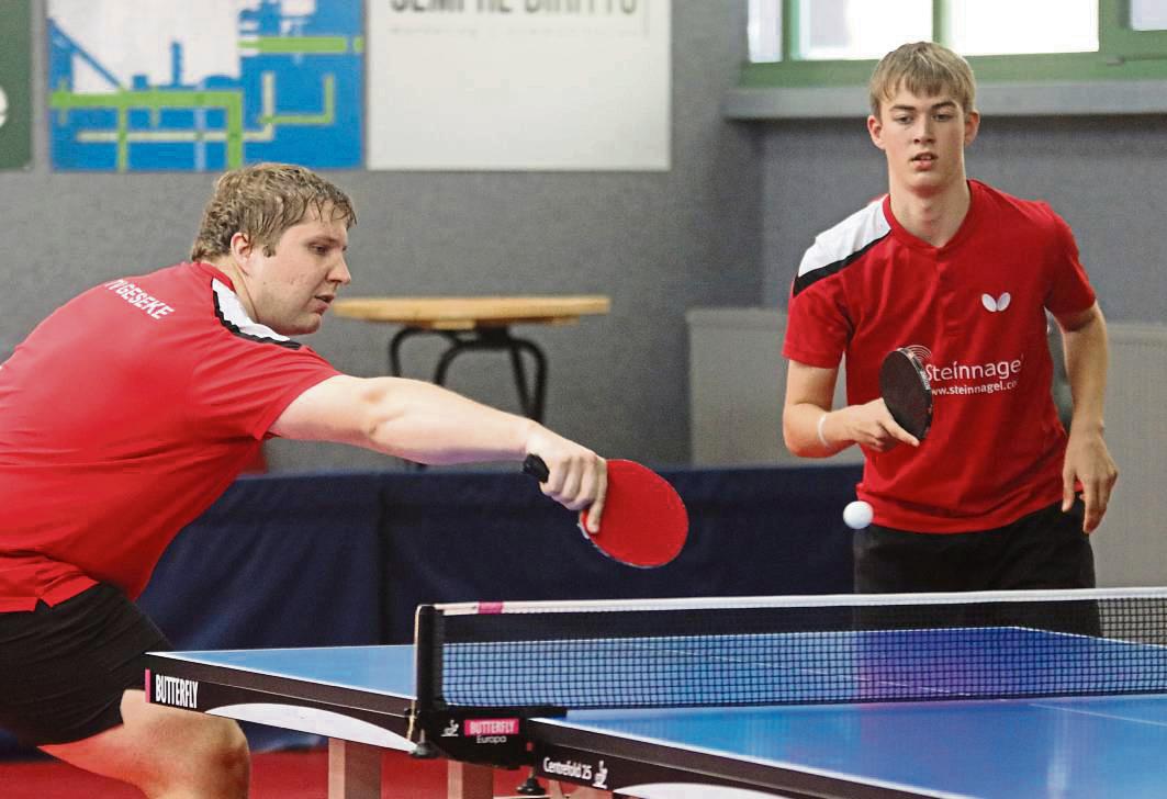 Als krasse Außenseiter gehen auch Thomas Kerkhoff (l.) und Luis Schlottmann (r.) an die Platte. Dennoch will man Spitzenreiter Bardüttingdorf so lange wie möglich ärgern. Foto: Thomas Wiegand