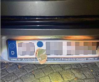Kuriose Kontrolle: Die Fahrerin klebte Blätter auf alte Kennzeichen. Foto: Polizei