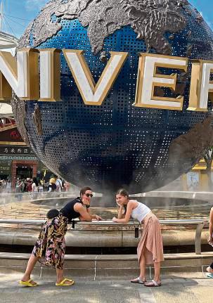 Familie Vogelsang genießt das Sommerglück in Singapur – unter anderem am Hollywood-Themenpark der Universal Studios.