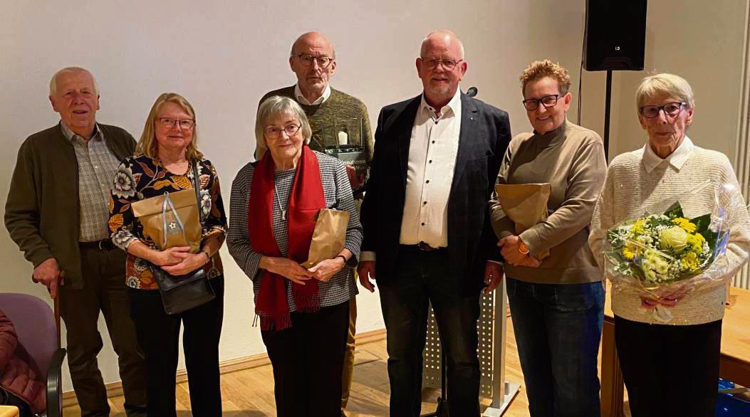 Der Vorsitzende Michael Kussmann (3. v.r.) ehrte v.l. Rudi Fischer (ehem. erster Vorsitzender), Franziska Fischer, Ulla Lüning, Werner Fromme, Michael Kussmann (1. Vorsitzender), Ulla Mendelin und Helga Fromme (Kassiererin). Foto: Nicola Gerwin