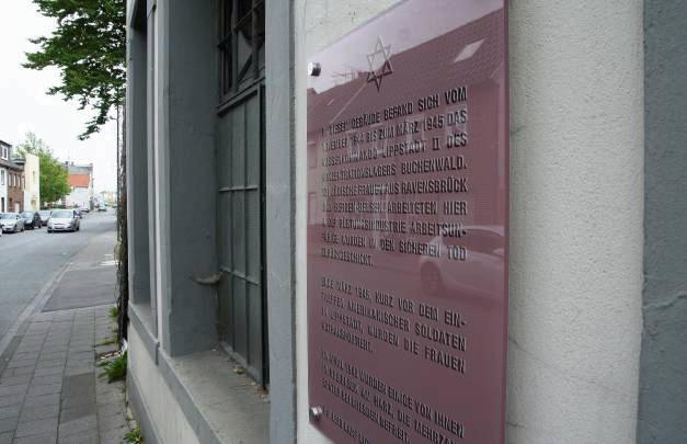 Diese Gedenktafel wurde 2015 am Gebäude des ehemaligen KZ-Außenlagers Buchenwald angebracht, im Zuge des Umbaus zum Museumsdepot aber wieder entfernt. Foto: Heienbrok