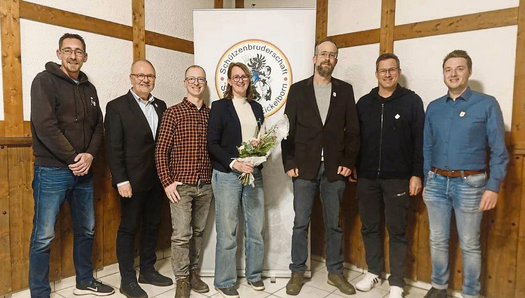 Vorstand und Königspaar freuen sich auf das Jubelfest (v. l.): Jesko Ehrich, Ulrich Köster, Königspaar Daniel und Nadine Peters, Franz Biermann, Dierk Meincke, Frederik Kasperski.
