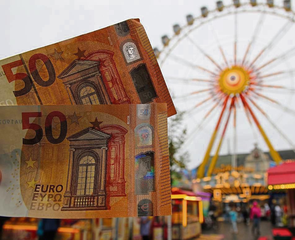 Gebrannte Mandeln hier, Reibekuchen da: Auch auf der Lippstädter Herbstwoche kommt an einem unbeschwerten Kirmes-Tag schnell eine stolze Summe zusammen. Foto: Puls