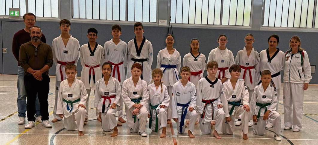 Heimspiel für Lennart Czech (h., 3.v.l.): Der Bad Westernkötter nahm an einem exklusiven Kaderlehrgang der Nordrhein-Westfälischen Taekwondo Union im Kurort teil.