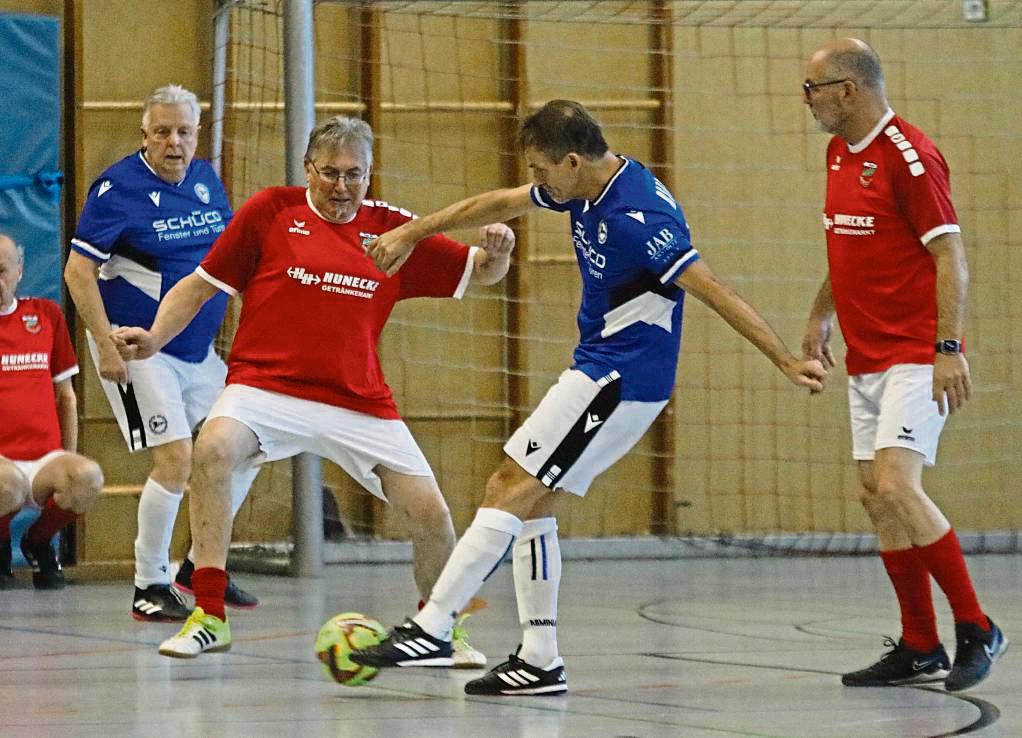Gastgeber TuS Anröchte (in Rot) ließ zwar auch gegen Arminia Bielefeld nichts unversucht, doch unterm Strich stand eine 0:2-Niederlage der heimischen Gehfußballer. Den Turniersieg sicherte sich in der letzten Partie des Tages der FC Schalke 04. Foto: Wiegand
