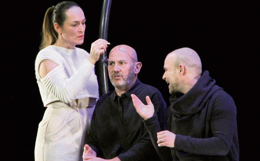 Die KI Alecto (Judith Toth) dient sich Stefan (Hubert Schedlbauer) und Ricky (Marc-Philipp Kochendörfer) als Paartherapeutin an. Foto: Balzer