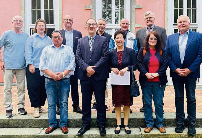 Ehrungen bei der BWG: Die Aufsichtsräte Thomas Assmann (l.) und Renè Tiefert (r.) wurden wieder, Willi Linnemann und Andreas Olschewski (h.; 4.v.l.) neu gewählt. Dieter Kellner hatte aus persönlichen Gründen für eine Wiederwahl nicht zur Verfügung gestanden. Die Aufsichtsräte Olga Martin, Roland Brehler (Vorsitzender) sowie Manfred Gödde und der Vorstand mit Alexander Loyal (v.; 2.v.l.) und Ulrike Bußmann (2.v.l.) ehrten die langjährigen Mitglieder Libertino Licata und Günther Lepel.