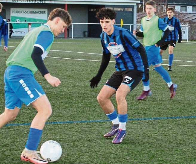 Die Mannschaft von BW Lipperbruch (mit Leibchen) entriss den Gästen aus Ehringhausen in allerletzter Minute den scheinbar sicheren vierten Quali-Platz. Nun müssen die Gäste am Mittwoch in ein Entscheidungsspiel. Foto: Hans Dannhausen