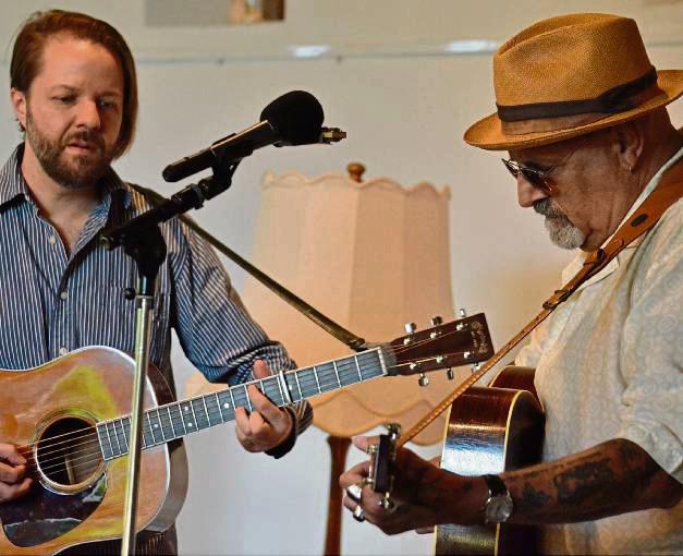 Pete Alderton (rechts) und Carsten Mentzel musizieren im Duett. Foto: Gröbing