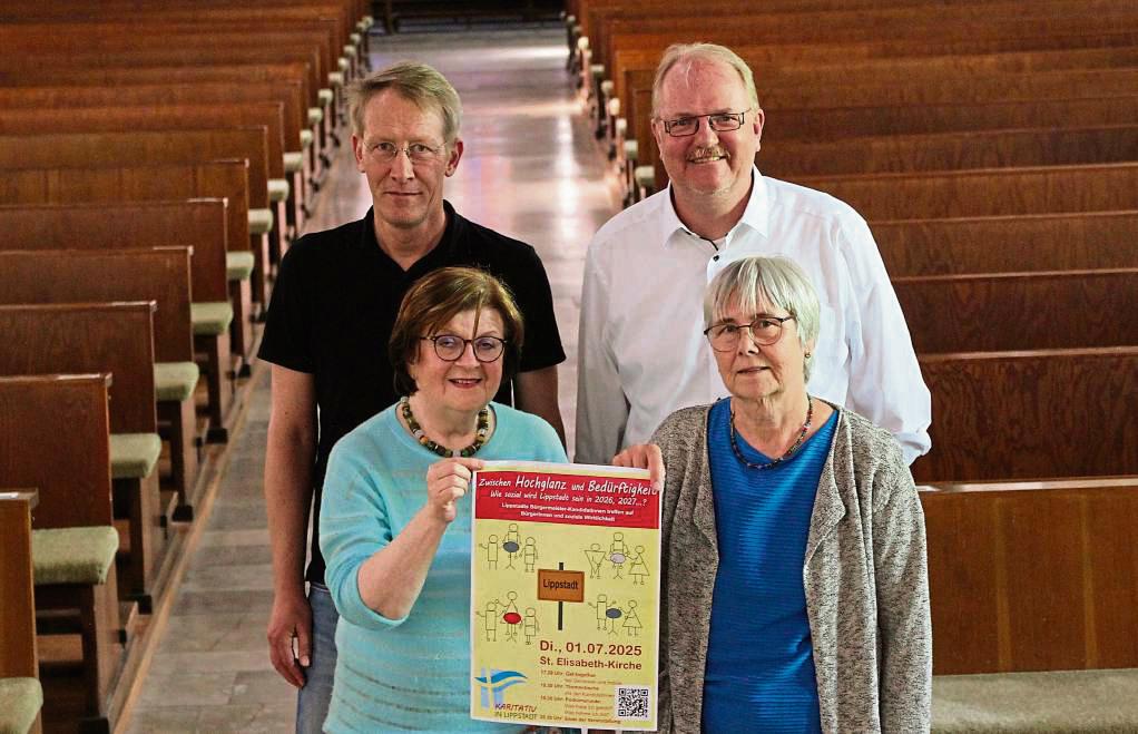 Die Vertreter der Arbeitsgemeinschaft „Karitativ in Lippstadt“ freuen sich mit ihren Partnern auf die Debatte: Gemeindereferent Christoph Fortmeier, Renate Rosenkranz (Kia), Pfarrer Thomas Thiesbrummel und Anita Balkenhol (SkF). Foto: Puls