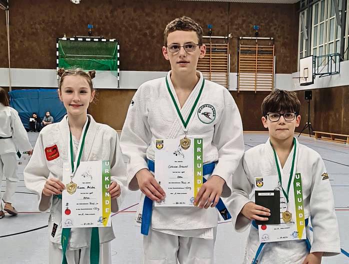 Als neue Bezirksmeister haben sich (v.l.) Emma Reiche, Corbinian Braunst und Linus Erten von der BSG Benninghausen für die westdeutschen Judo-Meisterschaften qualifiziert.