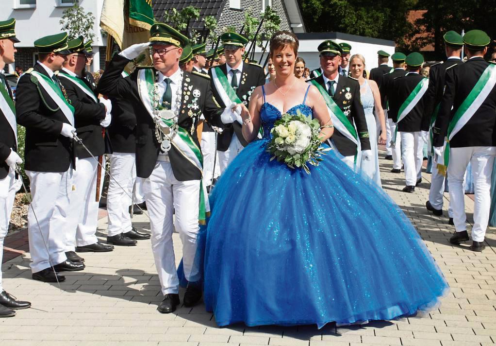 Im glitzernden blauen Kleid zog Königin Lea Vossebürger an der Seite ihres Königs Klaus Bertelsmeier alle Blicke auf sich. Foto: Pape-Rüther