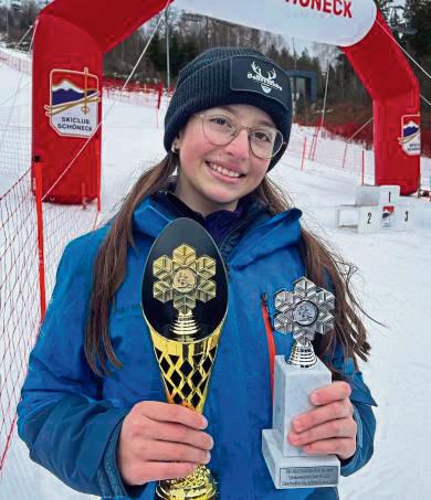 Anni Stellmacher mit ihren verdienten Pokalen.