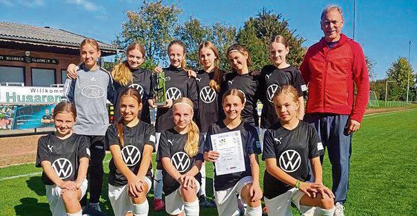 Holten ohne Niederlage den Kreistitel: Die Fußballmädchen des Evangelischen Gymnasiums Lippstadt.